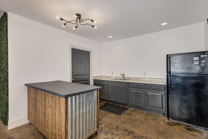 More Photos Of 582 Perry Ave, Greenville Storefront Retail Office For Lease