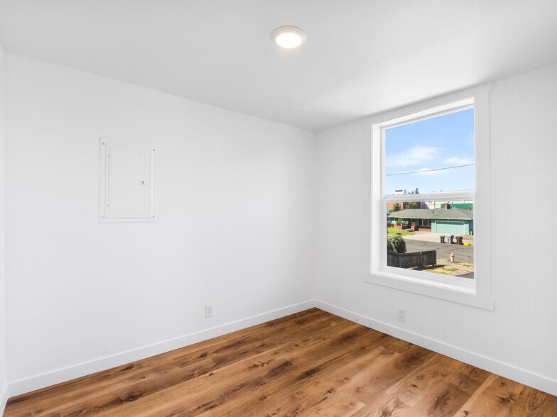 More Photos Of 525 SW 4th Ave, Canby Apartments For Sale