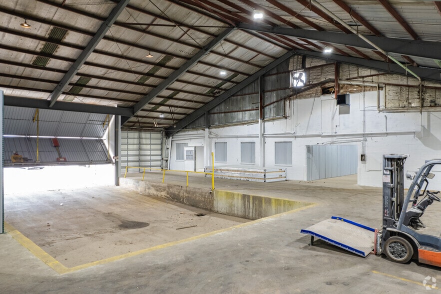 More Photos Of 5025 Jensen Dr, Houston Warehouse For Lease