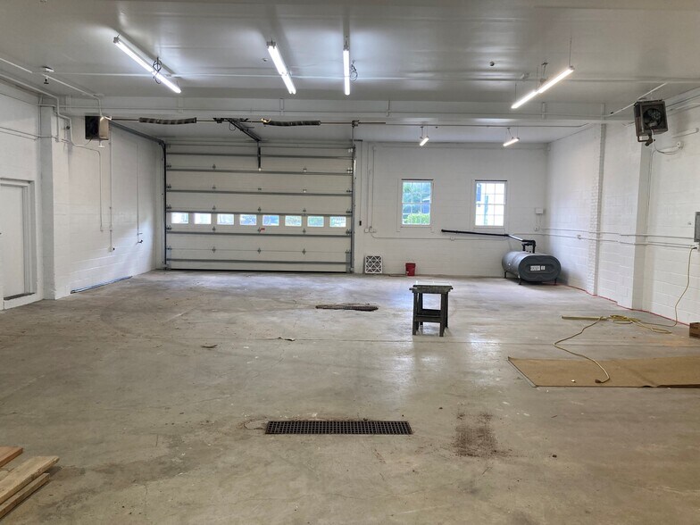 More Photos Of 21 Northfield St, Greenwich Freestanding For Lease