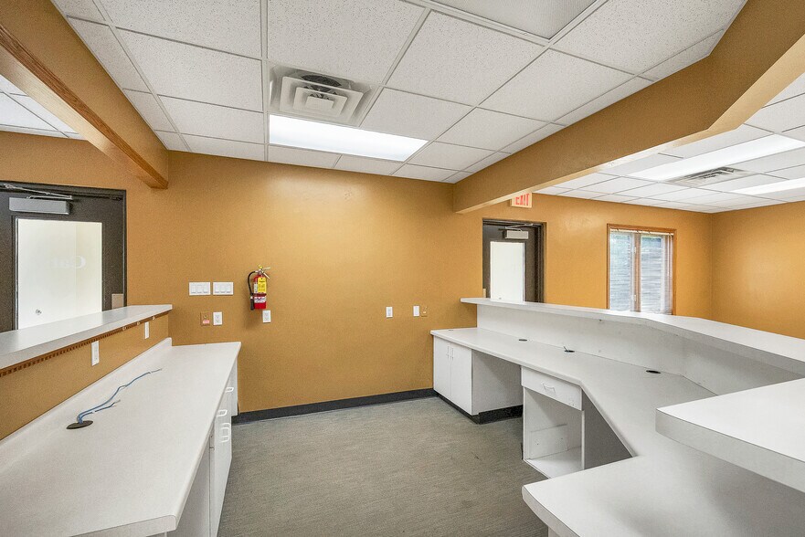 More Photos Of 2770 Manitowoc Rd, Green Bay Office For Sale