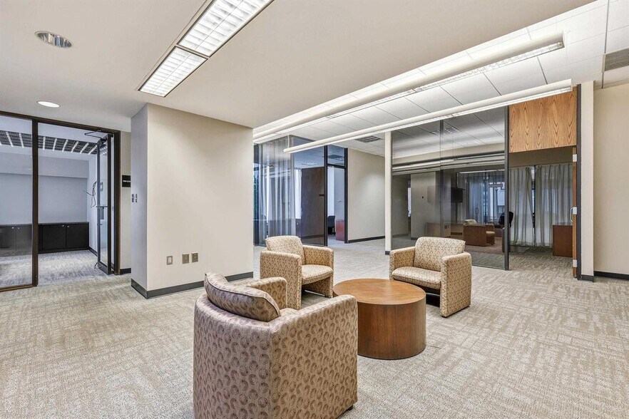 More Photos Of 270 W 7th St, Dubuque Bank For Lease