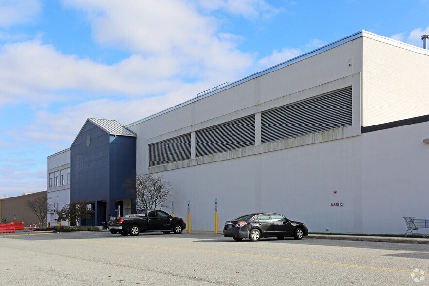 More Photos Of 400 S State Rd, Springfield Township Freestanding For Lease