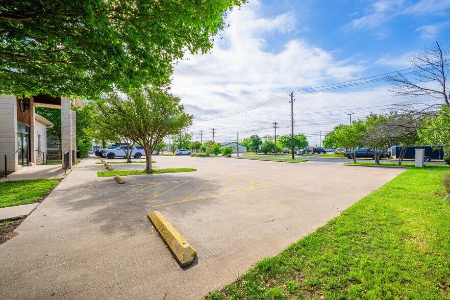 More Photos Of 204 W Windcrest St, Fredericksburg Healthcare For Sale