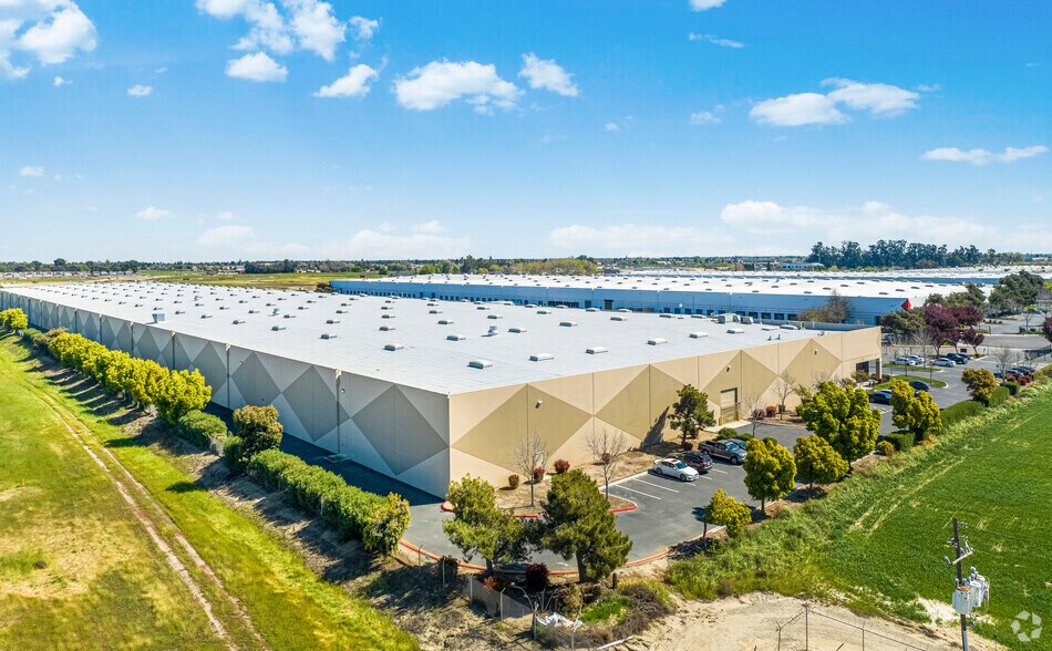 More Photos Of 17400 Shideler Pky, Lathrop Distribution For Lease