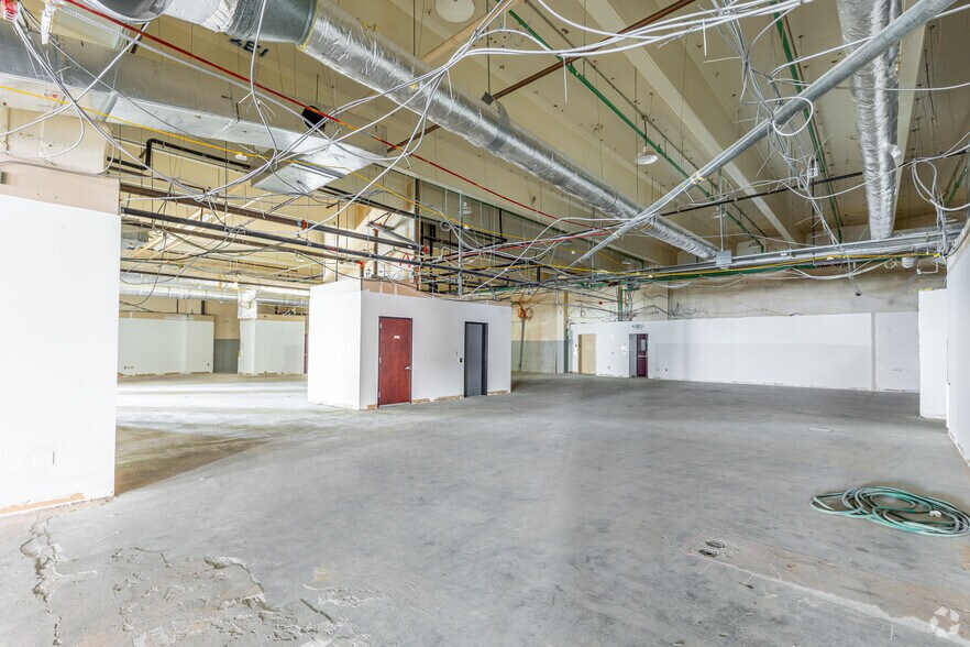 More Photos Of 4550 S Macadam Ave, Portland Office For Sale