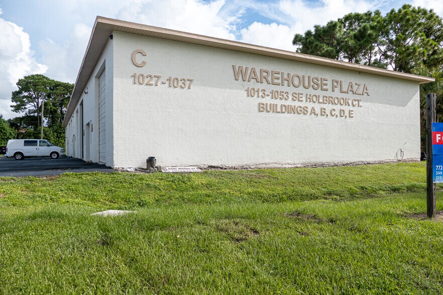More Photos Of 1053 SE Holbrook Ct, Port Saint Lucie Warehouse For Lease