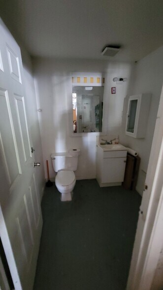 More Photos Of 9161 131st Pl N, Largo Warehouse For Lease