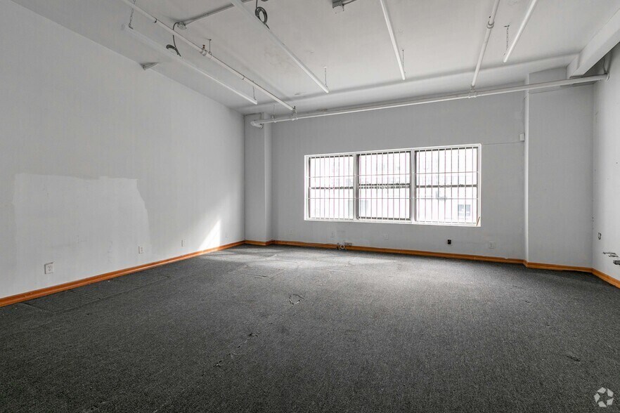 More Photos Of 47-09 30th St, Long Island City Light Manufacturing For Lease