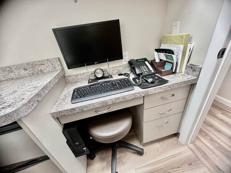 More Photos Of 4 Dearfield Dr, Greenwich Medical For Lease