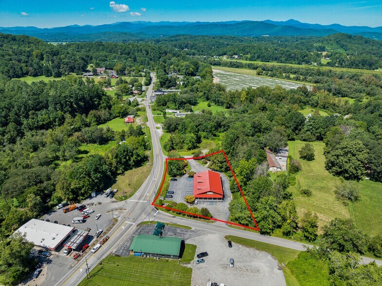 More Photos Of 271 Old Barn Rd, Hendersonville Medical For Sale