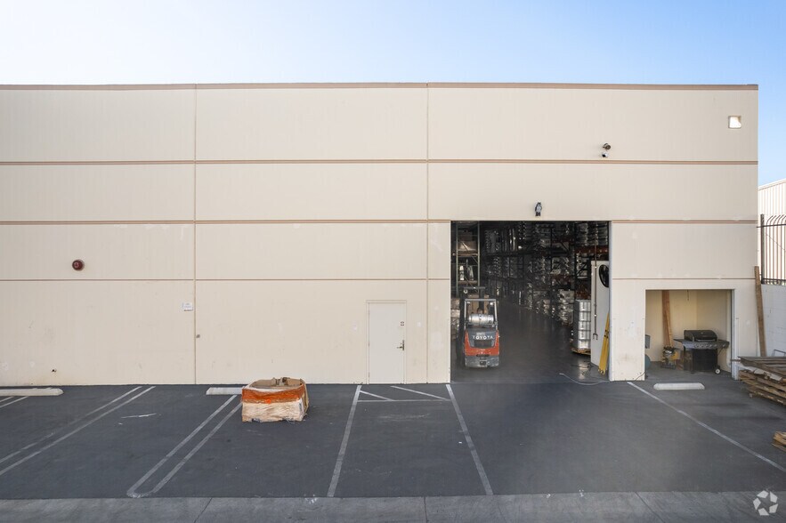 More Photos Of 4553-4557 Firestone Blvd, South Gate Light Manufacturing For Lease