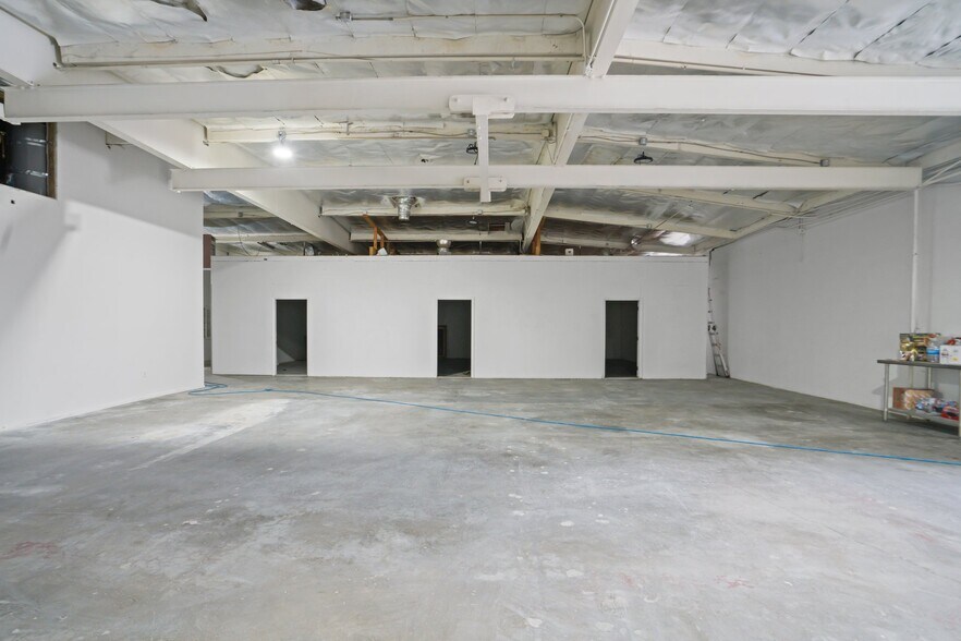 More Photos Of 21328 Hart St, Canoga Park Warehouse For Lease