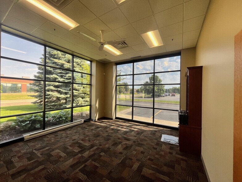 More Photos Of 100 Bridgepoint Way, South Saint Paul Showroom For Sale
