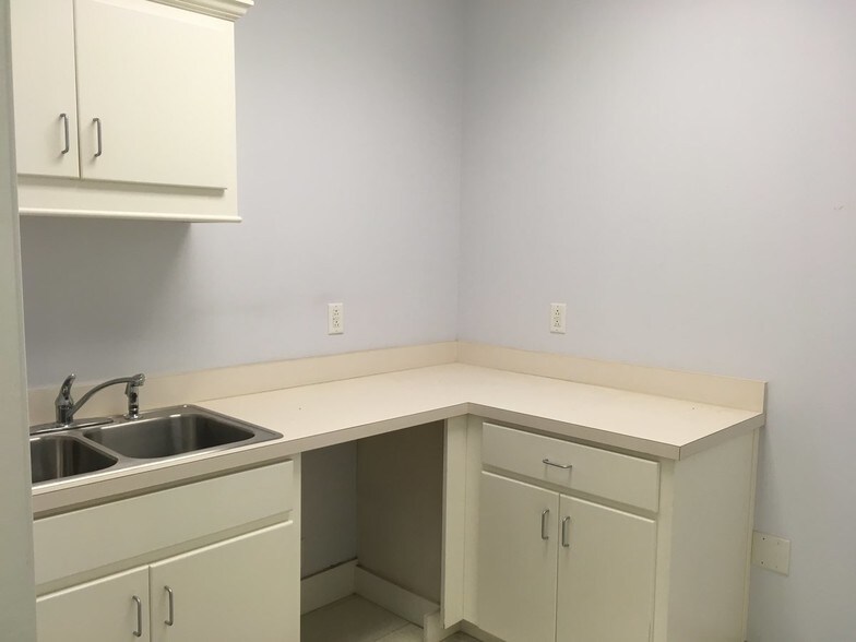 More Photos Of 100 Omalley Dr, Summerville Office For Sale