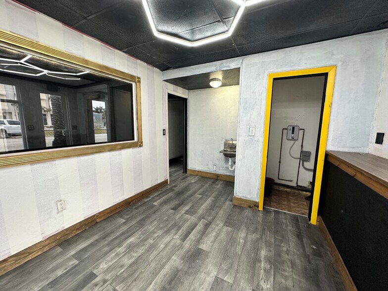 More Photos Of 111 S 21st Ave, Hollywood Office For Lease