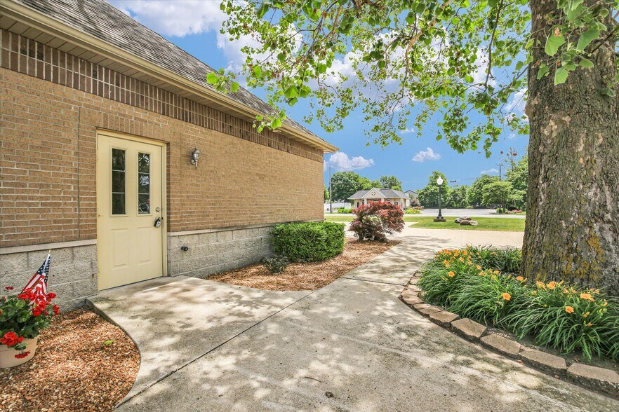 More Photos Of 606 W Oak St, Fairbury Office For Sale