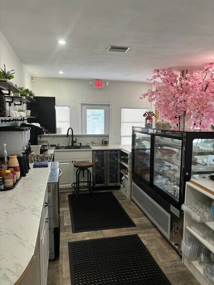 More Photos Of 3737 Manatee Ave, Bradenton Freestanding For Sale