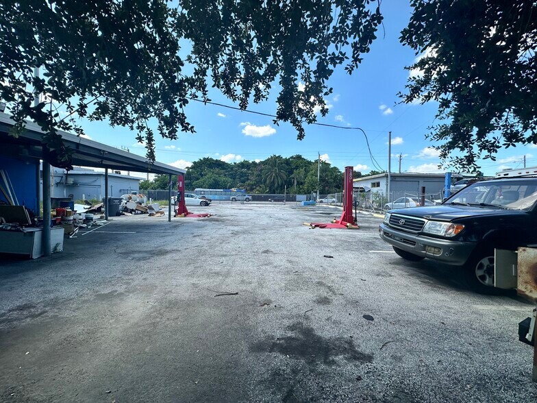 More Photos Of 2223 Pembroke Rd, Hollywood Auto Dealership For Lease