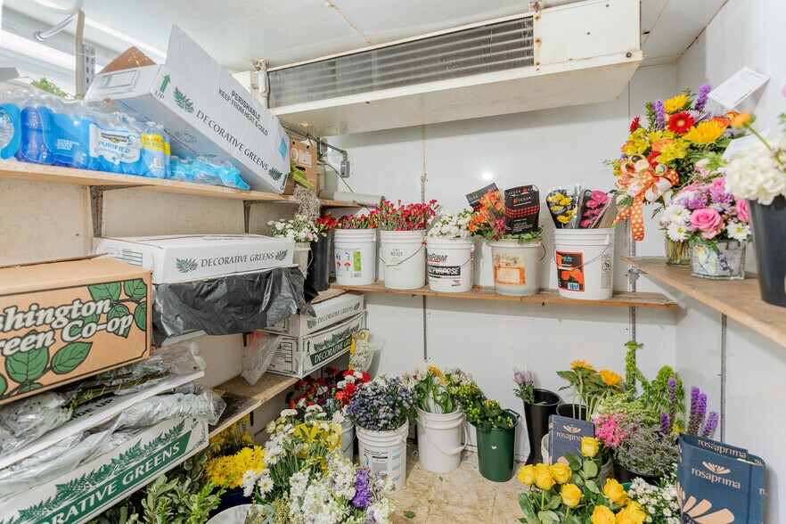 More Photos Of 223 Helm St, Elizabethtown General Retail For Sale