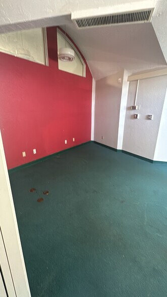 More Photos Of 316 W F St, Oakdale Storefront Retail Office For Sale