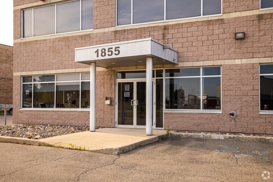 More Photos Of 1855 Rue Saint-Régis, Dollard-des-Ormeaux Office For Lease
