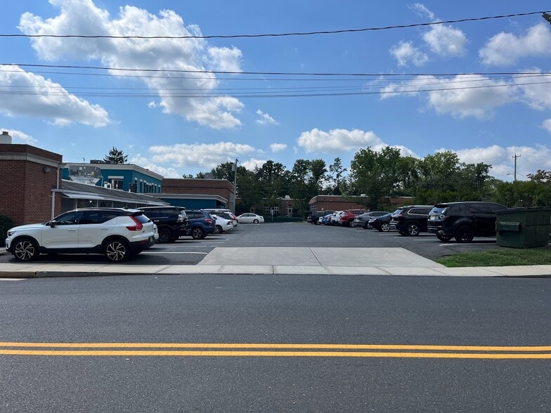 More Photos Of 674-682 Broad St, Shrewsbury General Retail For Lease