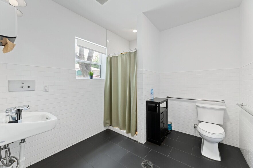 More Photos Of 1801 E Cesar Chavez St, Austin Loft Creative Space For Sale