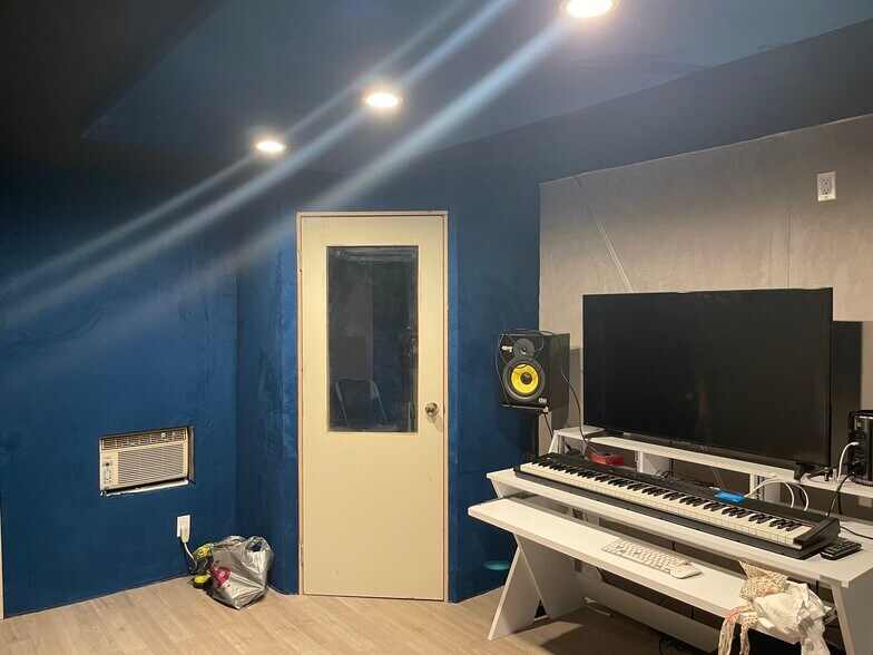 More Photos Of 3311 Barham Blvd, Los Angeles Office For Sale