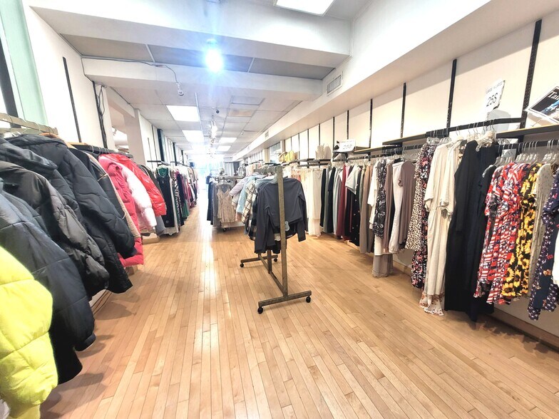More Photos Of 5325 Ch. Queen Mary, Montréal General Retail For Lease
