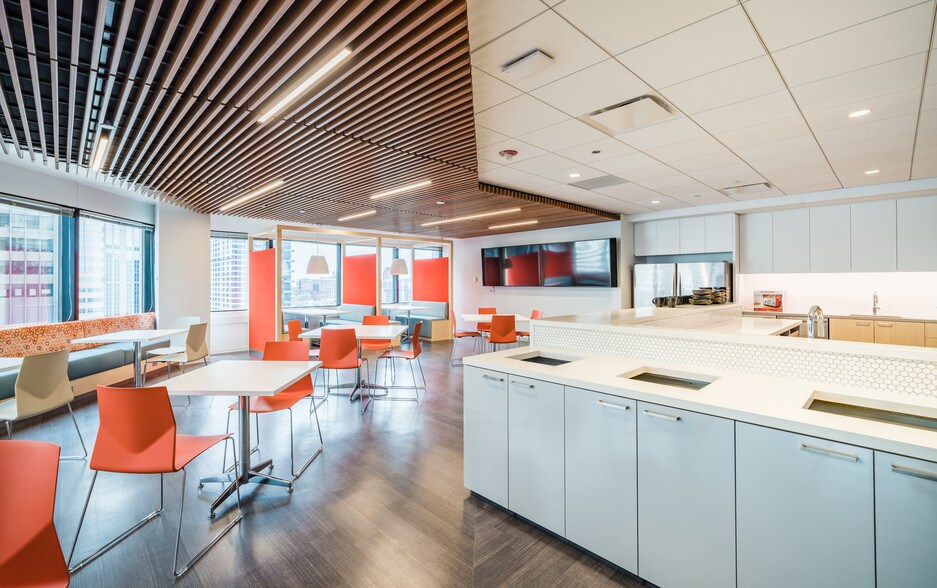 More Photos Of 300 S Riverside Plz, Chicago Office For Lease