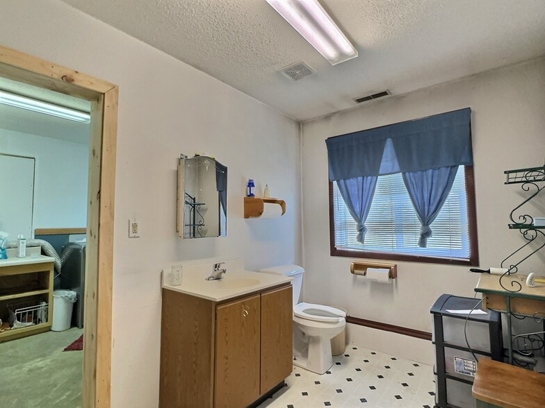 More Photos Of 130 Commercial Ln, Sundance Office For Sale