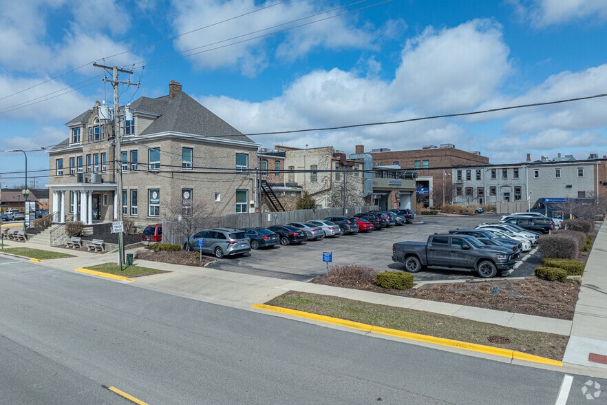 More Photos Of 215 W Elm St, Sycamore Medical For Sale