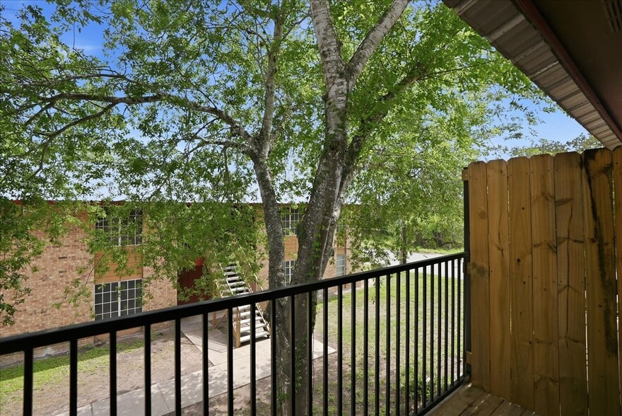 More Photos Of 600 E Crockett St, Beeville Apartments For Sale