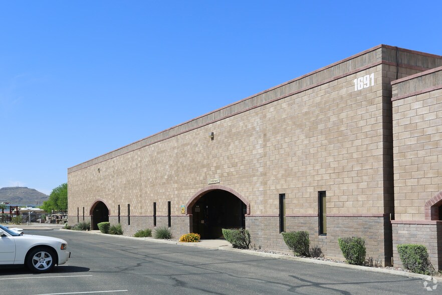 More Photos Of 1683 W Grant Rd, Tucson Showroom For Lease