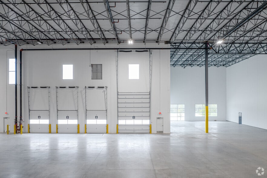 More Photos Of 542 SE Loop 410, San Antonio Warehouse For Sale