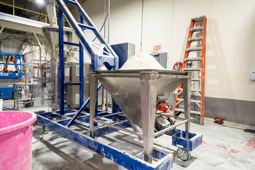 More Photos Of 225 Lawton Ave, Hereford Manufacturing For Sale