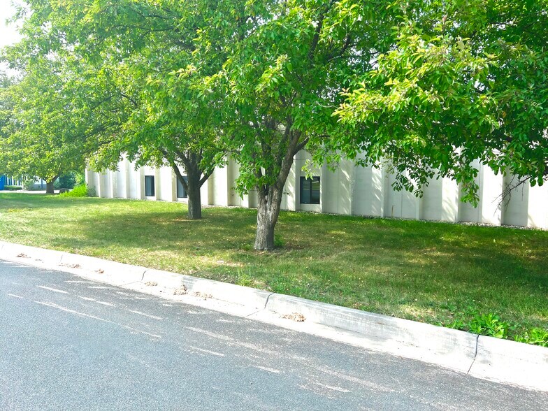 More Photos Of 2378 Wilshire Blvd, Mound Warehouse For Lease