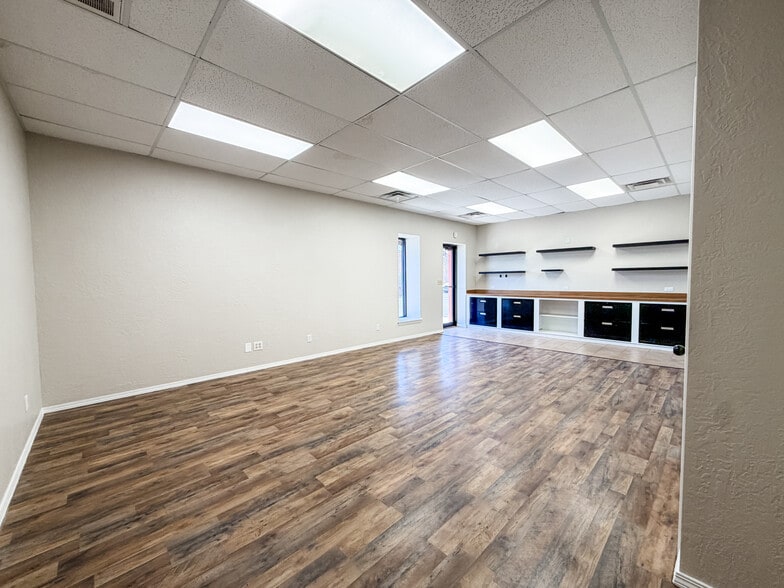 More Photos Of 120 S Rock Island Ave, El Reno Storefront Retail Office For Lease