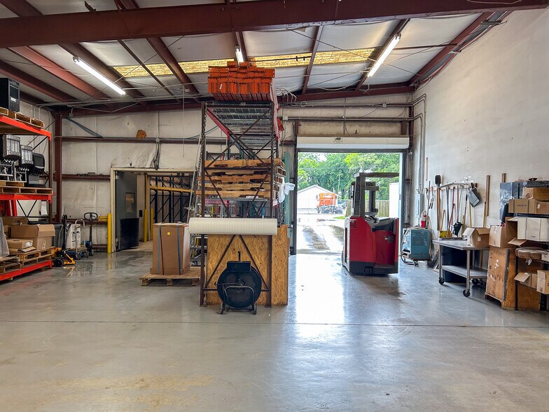 More Photos Of 4273 Domino Ave, North Charleston Warehouse For Lease