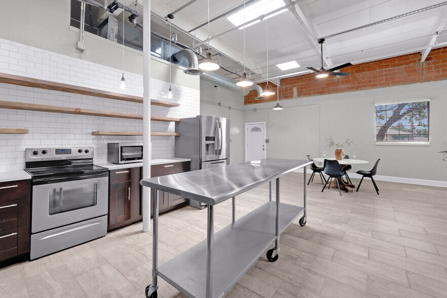 More Photos Of 3363 E Commerce St, San Antonio Warehouse For Sale