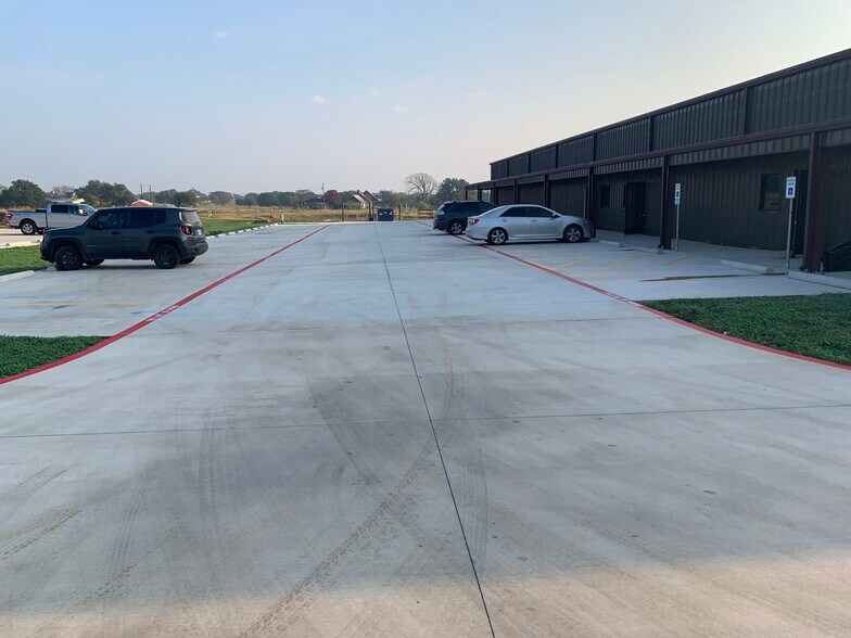 More Photos Of 3303 Shell Rd, Georgetown Unknown For Lease