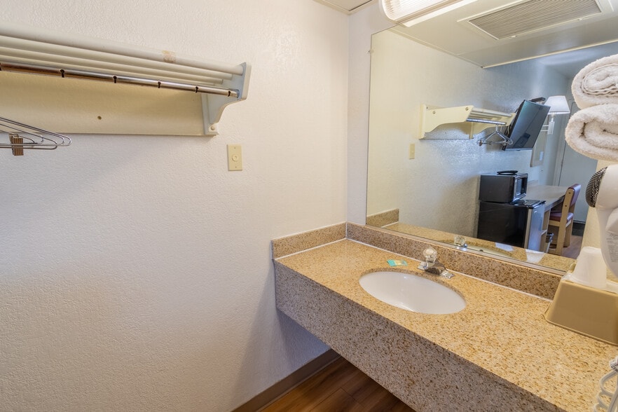 More Photos Of 1309 S Ohlman St, Mitchell Hotel For Sale