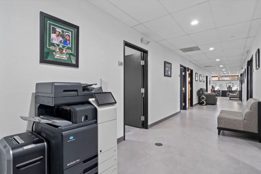 More Photos Of 3275 W Ina Rd, Tucson Coworking Space