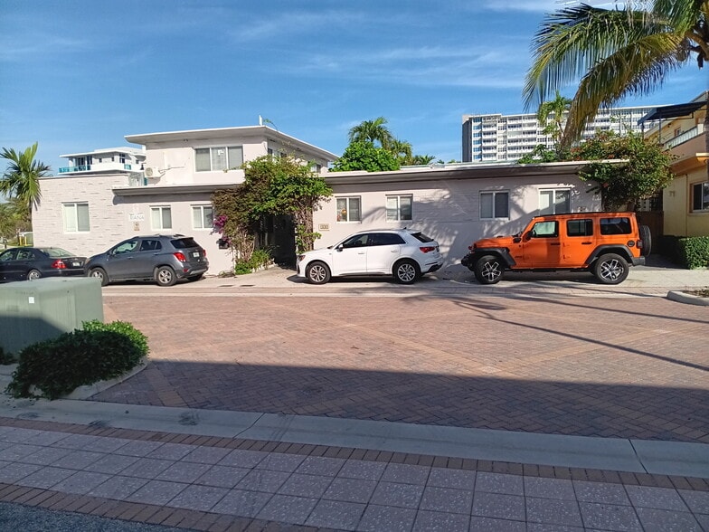 Primary Photo Of 327 Harding St, Hollywood Hotel For Sale