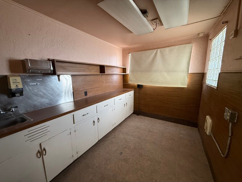 More Photos Of 7184 Alameda Ave, El Paso Veterinarian Kennel For Sale
