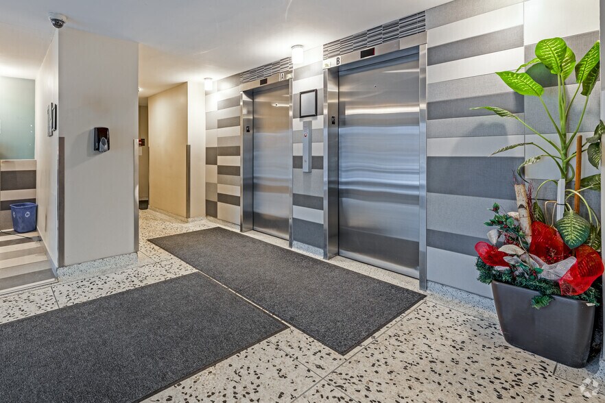More Photos Of 345 Lakeshore Rd W, Mississauga Apartments For Lease
