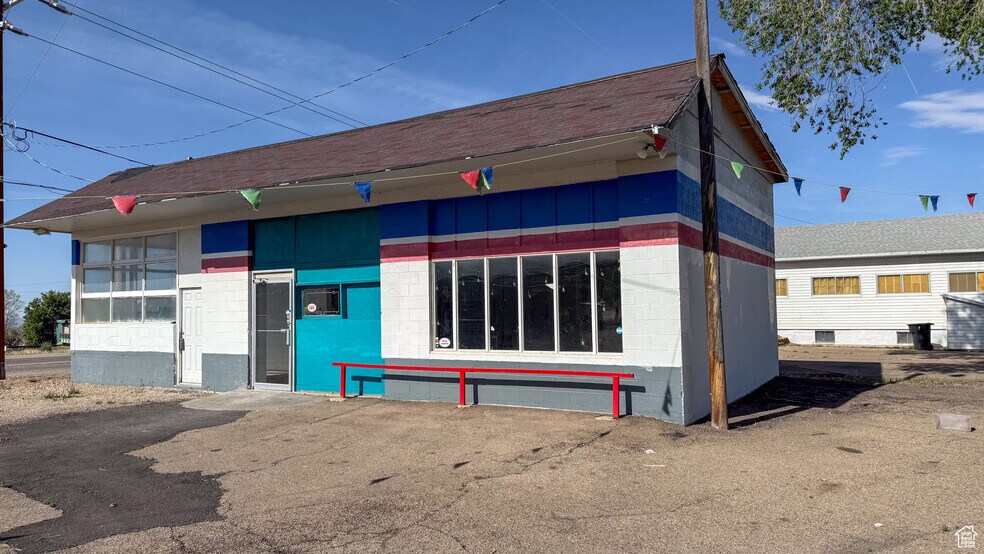 Primary Photo Of 100 W Geneva, East Carbon Convenience Store For Lease