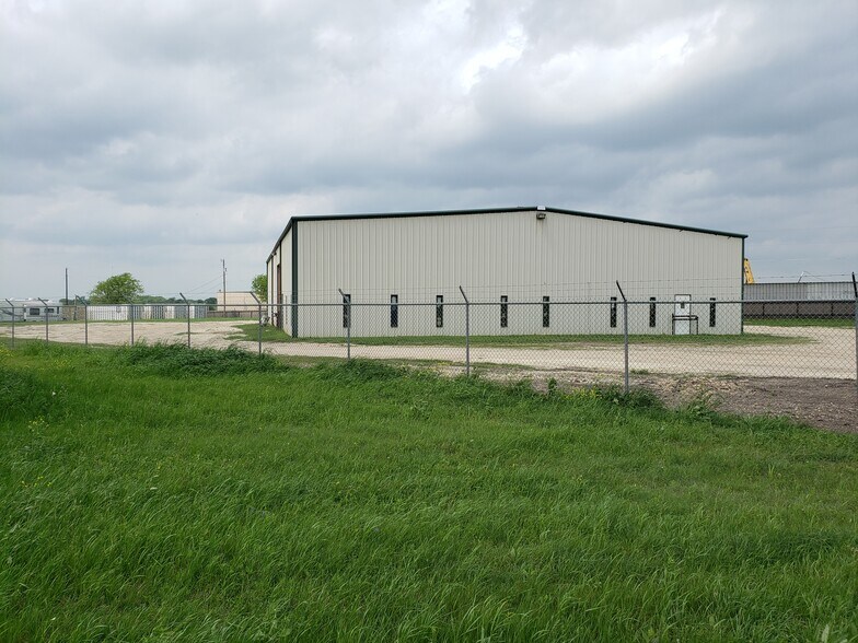 More Photos Of 15856 S Interstate 35, Bruceville Industrial For Lease
