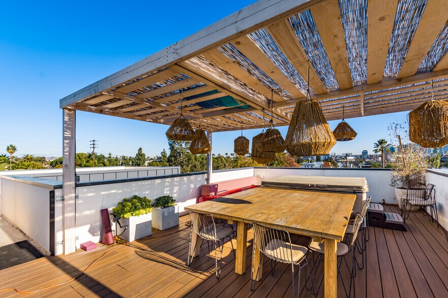 More Photos Of 2478 Penmar Ave, Venice Dormitory For Sale